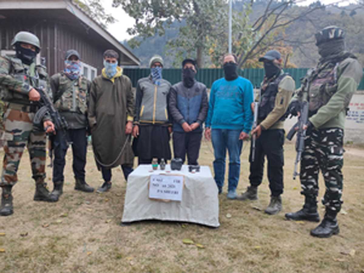 जम्मू-कश्मीर के बारामूला में लश्कर के 4 गुर्गे गिरफ्तार जम्मू-कश्मीर के बारामूला में लश्कर के 4 गुर्गे गिरफ्तार